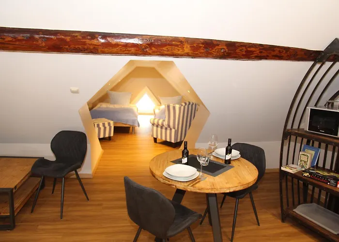 Apartment Burghaus 4 *